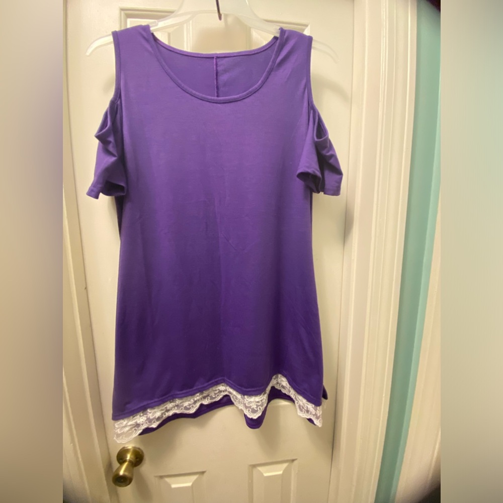 Euc Cut out sleeve lace ruffle Tunic top